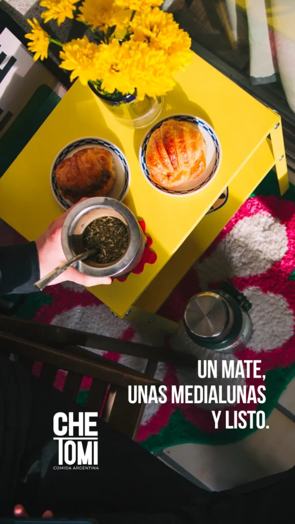 Pieza de Che Tomi: un mate, unas medialunas y listo