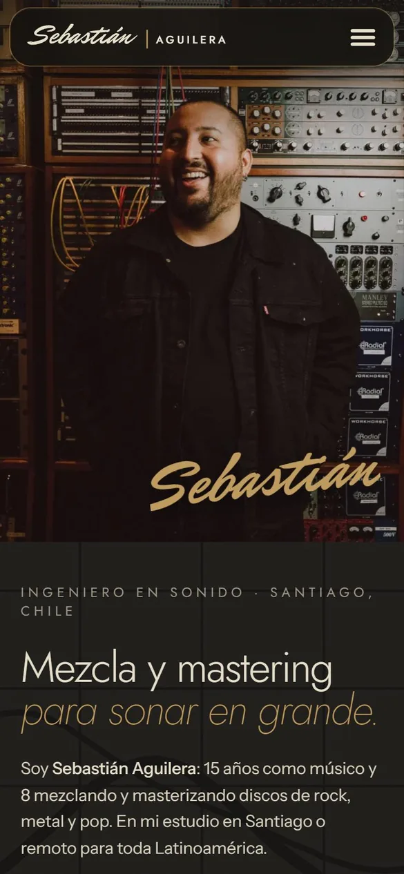 Sitio de Sebastián Aguilera en el celular: portada con su retrato en el estudio
